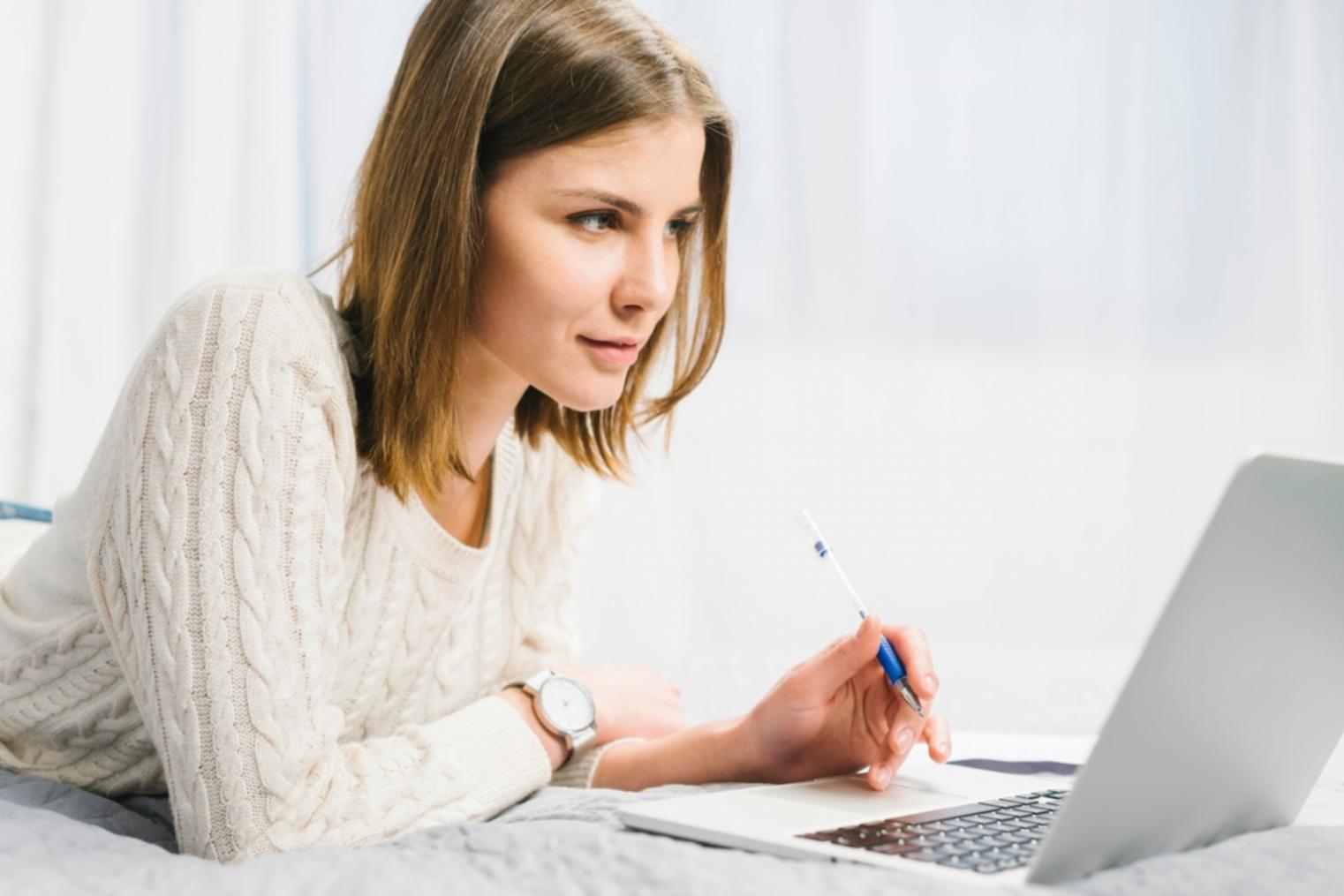 Profesionales trabajando en análisis financiero