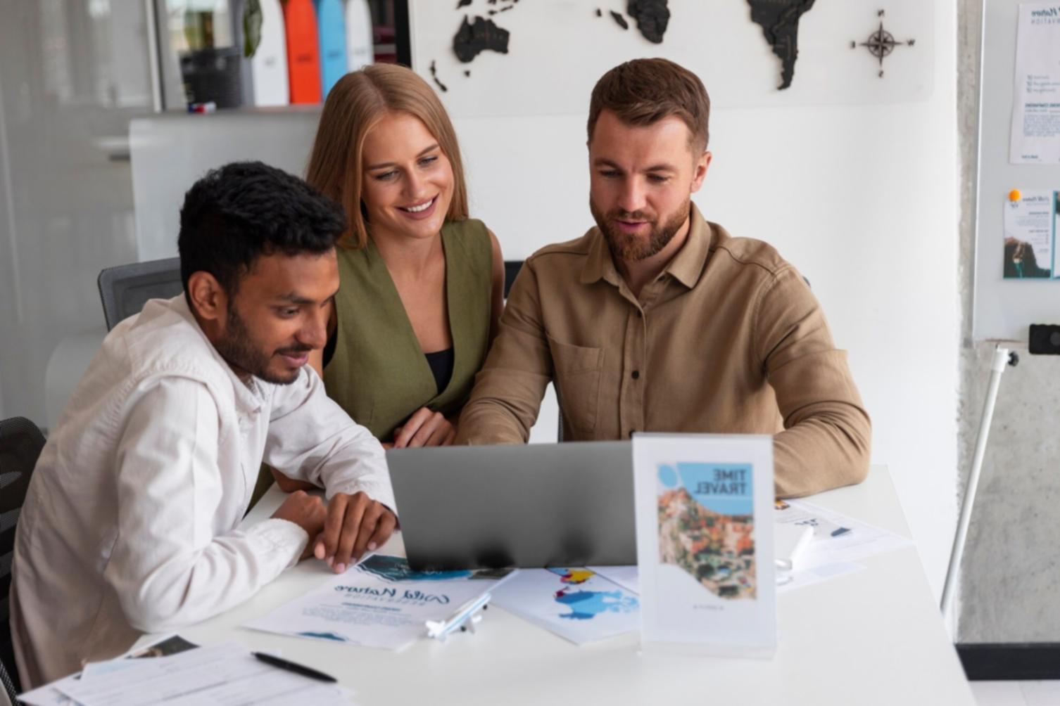 Profesionales colaborando en análisis financiero